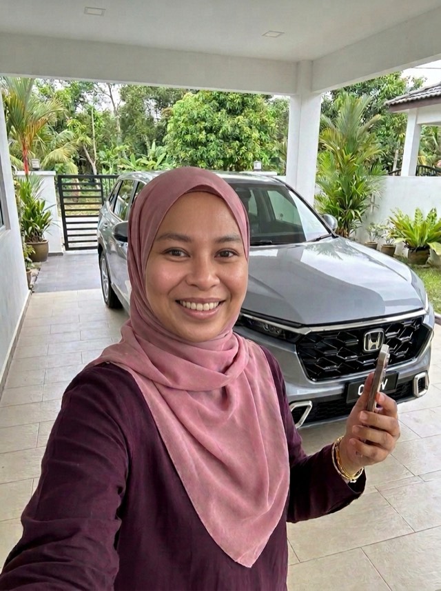 Iffah bersama kereta Honda