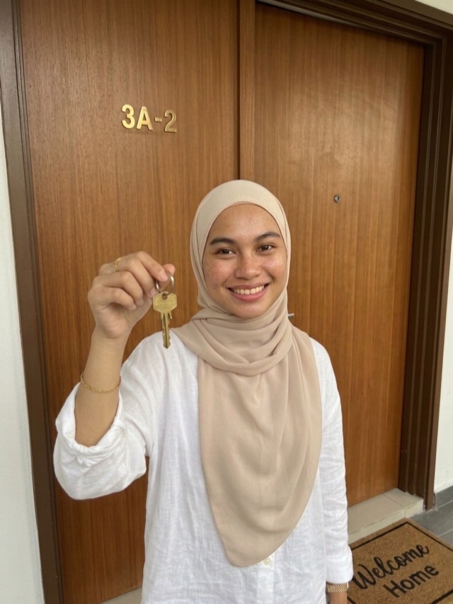 Izzatul menerima kunci rumah